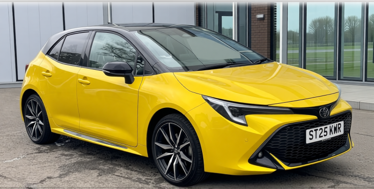 Preview Car 44 rendered in Racing Yellow gloss paint